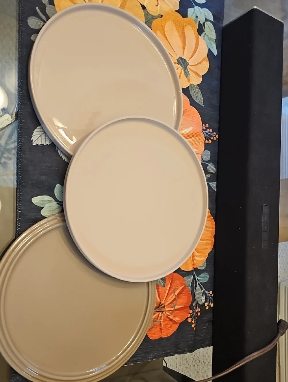 Villeroy & Boch Neutral Ceramic Wall Plate Trio in Beige and Cream